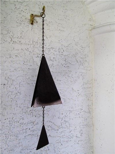 Qniepen tar-riħ imdendlin tal-ħadid tat-trijangolu kreattiv