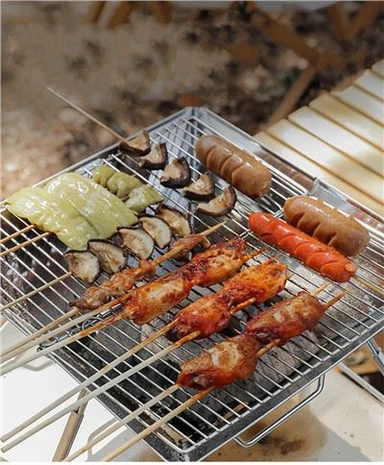 Forn tal-barbecue li jintwew għall-ikkampjar tal-azzar li ma jsaddadx