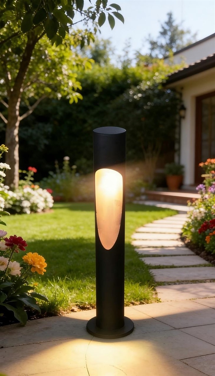 Crescent-Shaped Corten Steel Garden Light factory