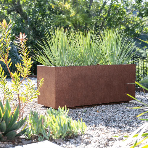 Flowerpots tal-azzar rusted