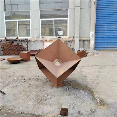 Skultura Magħmula Mill-Azzar Corten