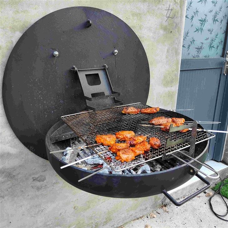 Grill tal-faħam tal-kannol immuntat fuq il-ħajt
